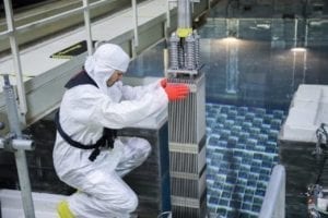 20191106_Andrew Pruismann helps transport a new fuel assembly for core reload_014
